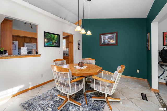 605 E 13TH Avenue Court, Coal Valley, IL 61240