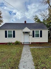 9 Crestwood CIR, Hampton, VA 23669