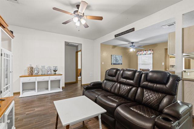 1107 Lynnwood Court, Cleburne, TX 76033