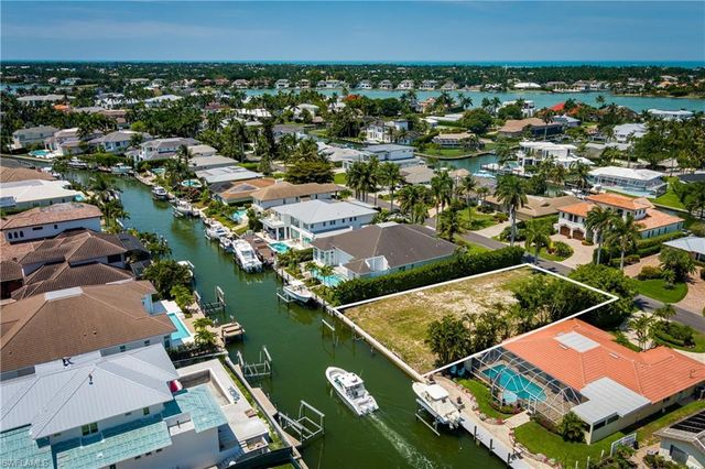2165 Tarpon RD, Naples, FL 34102
