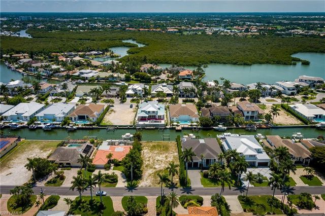 2165 Tarpon RD, Naples, FL 34102