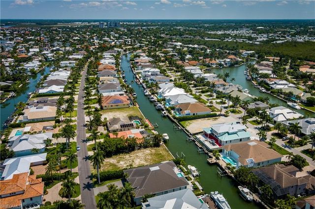 2165 Tarpon RD, Naples, FL 34102