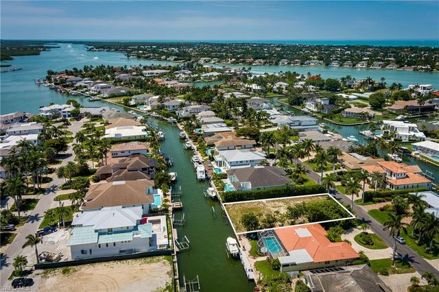 2165 Tarpon RD, Naples, FL 34102
