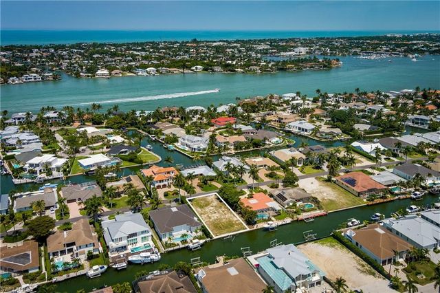 2165 Tarpon RD, Naples, FL 34102