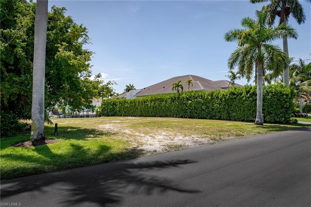 2165 Tarpon RD, Naples, FL 34102