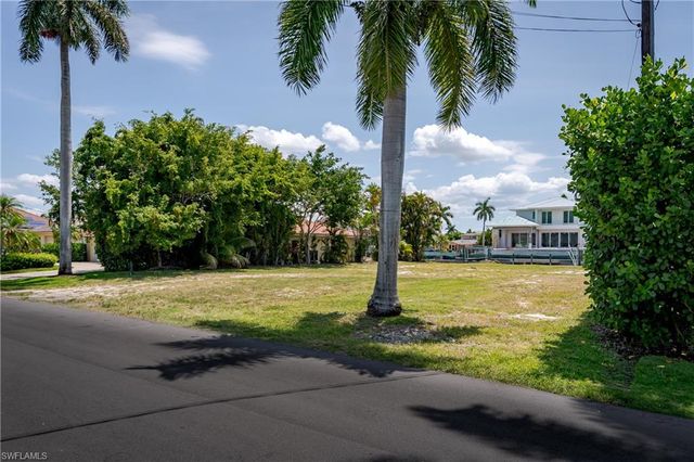2165 Tarpon RD, Naples, FL 34102