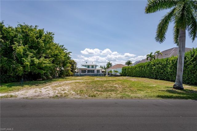 2165 Tarpon RD, Naples, FL 34102