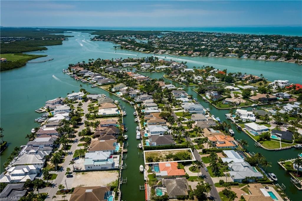 2165 Tarpon RD, Naples, FL 34102