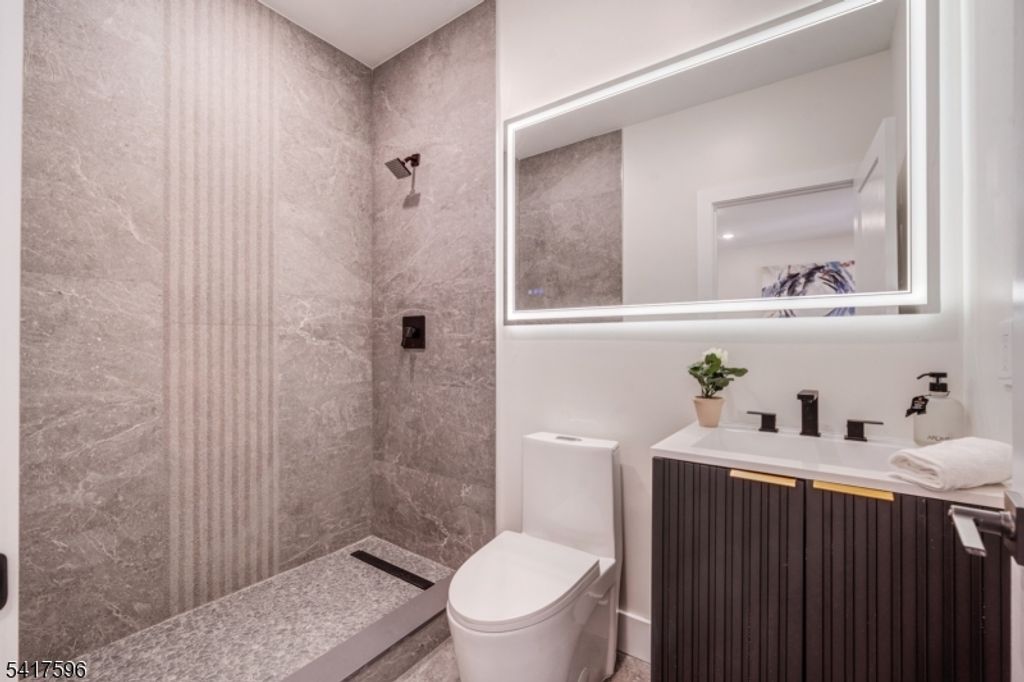 Image 8 of property listing at 39 Grace St, Irvington Twp., NJ 07111