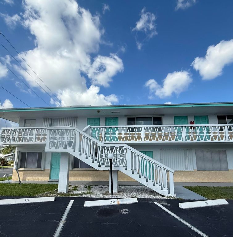 2102 Lake Osborne Drive 20, Lake Worth Beach, FL 33461