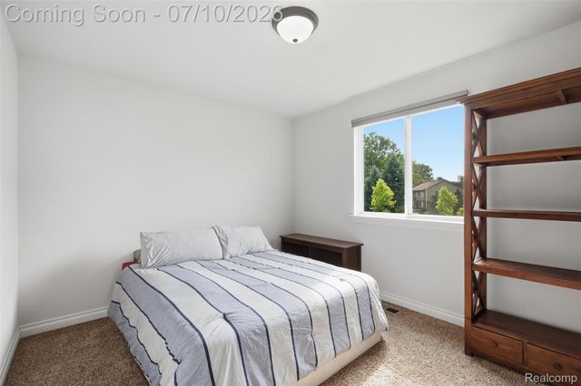 11789 Hines Place Drive, Livonia, MI 48150