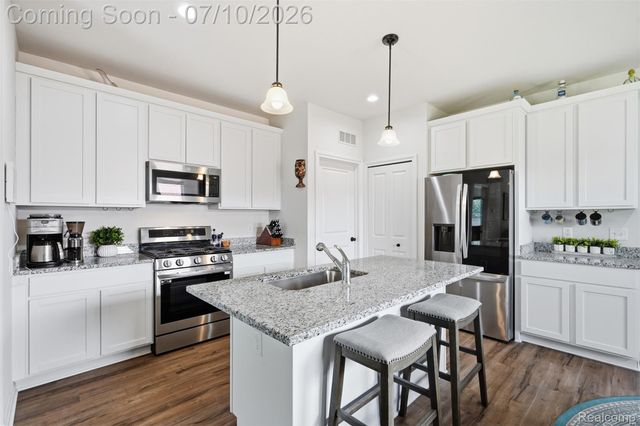 11789 Hines Place Drive, Livonia, MI 48150