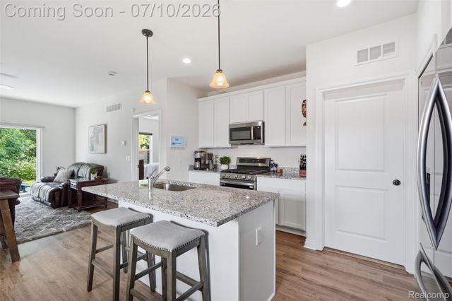 11789 Hines Place Drive, Livonia, MI 48150