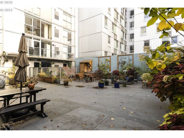 533 Ne HOLLADAY St 308, Portland, OR 97232