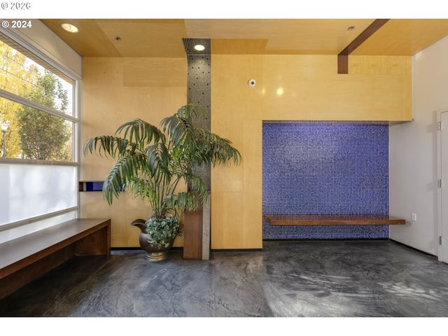 533 Ne HOLLADAY St 308, Portland, OR 97232