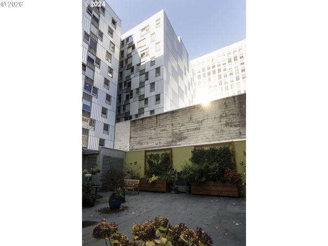 533 Ne HOLLADAY St 308, Portland, OR 97232