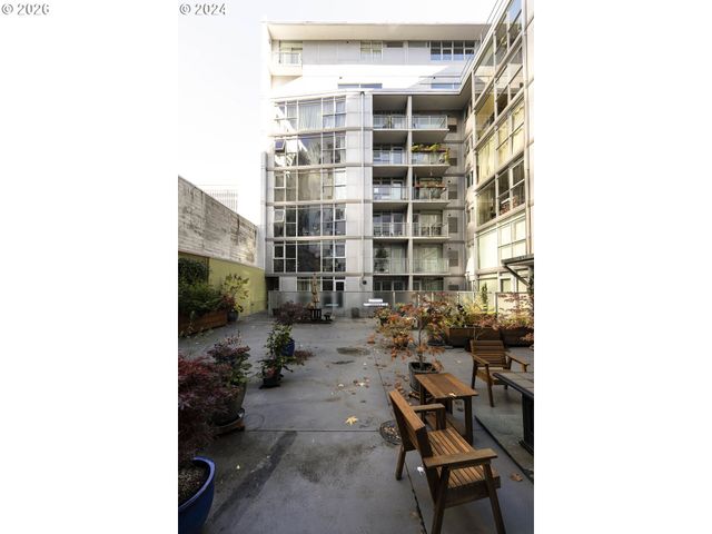 533 Ne HOLLADAY St 308, Portland, OR 97232