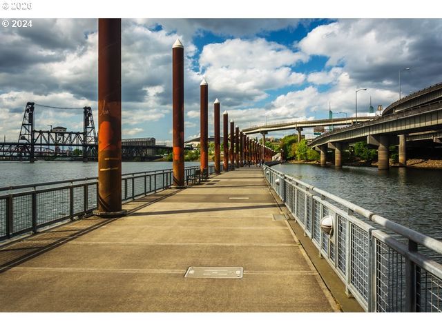 533 Ne HOLLADAY St 308, Portland, OR 97232