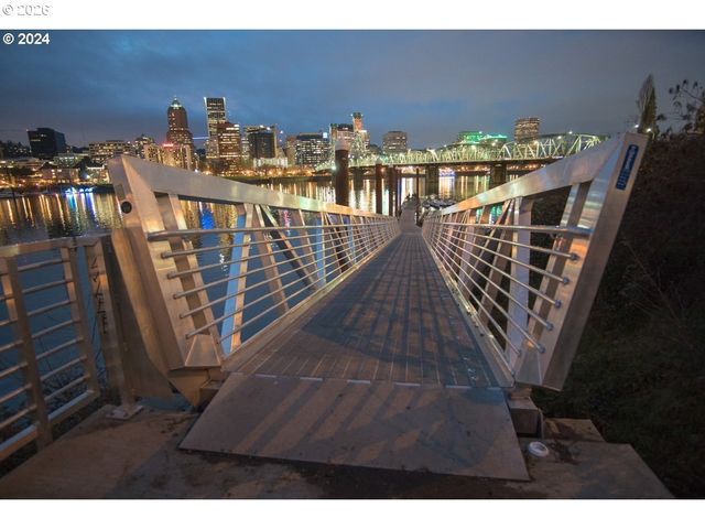 533 Ne HOLLADAY St 308, Portland, OR 97232