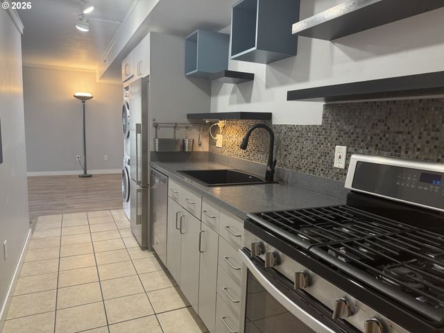 533 Ne HOLLADAY St 308, Portland, OR 97232