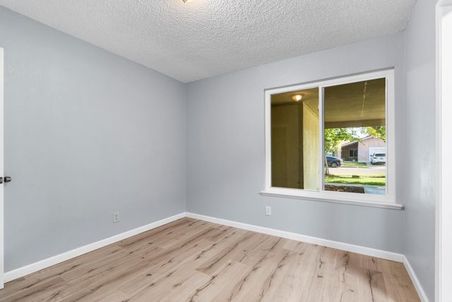 248 W Palo Alto Avenue, Fresno, CA 93704