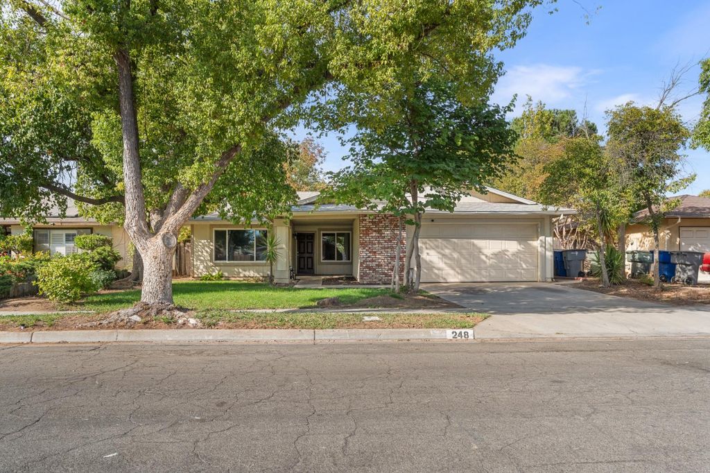 Image 1 of property listing at 248 W Palo Alto Avenue, Fresno, CA 93704