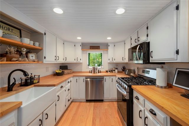 441 Farnum Pike, Smithfield, RI 02917