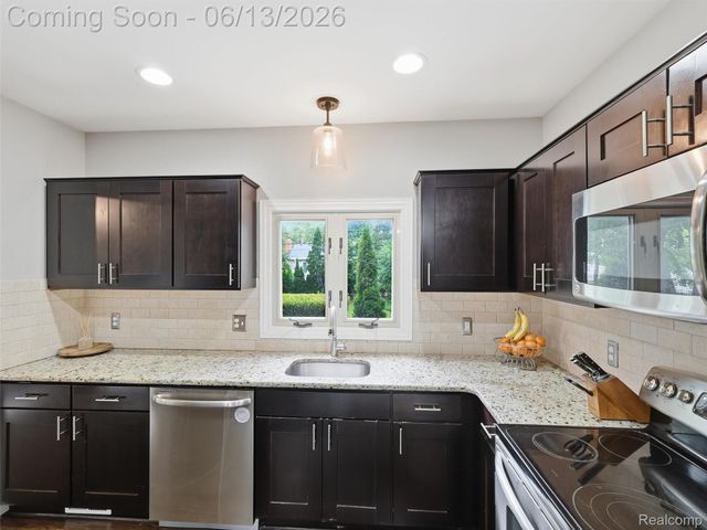 2622 Bembridge Road, Royal Oak, MI 48073