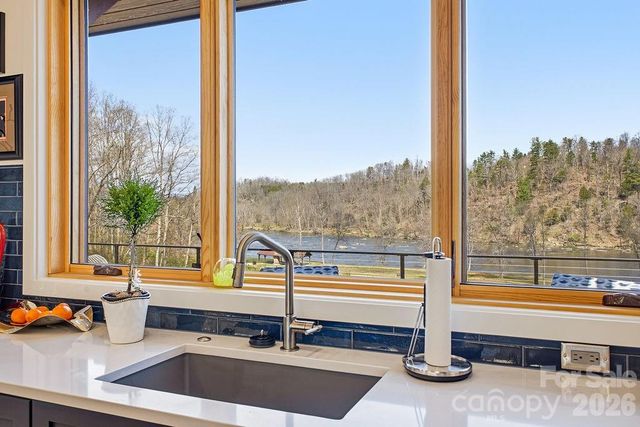 6 River Run 2, Asheville, NC 28804