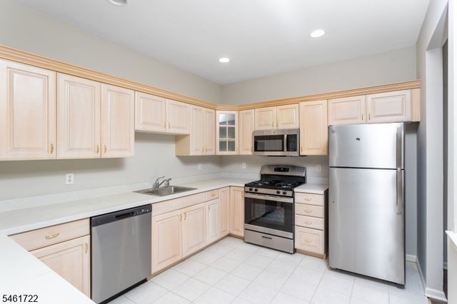 5 Wiley Ct, Parsippany-troy Hills Twp., NJ 07950