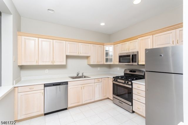 5 Wiley Ct, Parsippany-troy Hills Twp., NJ 07950