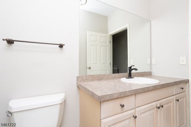 5 Wiley Ct, Parsippany-troy Hills Twp., NJ 07950
