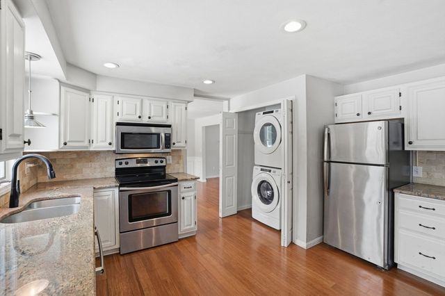 8 Agawam Ct, Seekonk, MA 02771