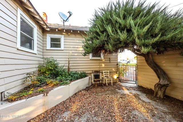 4210 Terrace Heights Dr, Yakima, WA 98901