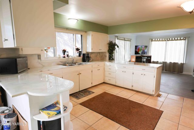 4210 Terrace Heights Dr, Yakima, WA 98901