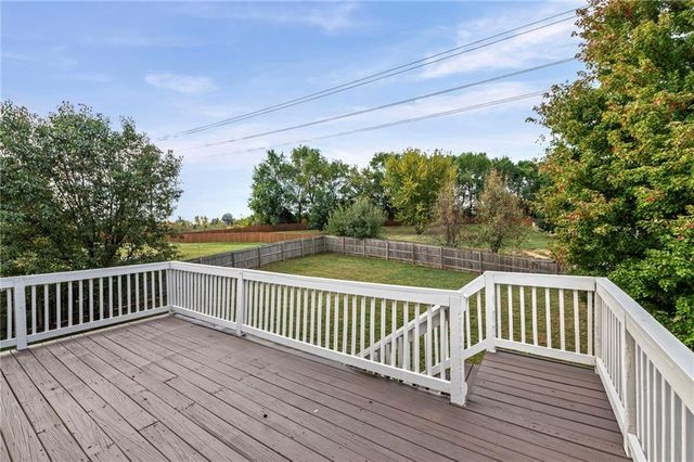 806 168th Street, Basehor, KS 66007