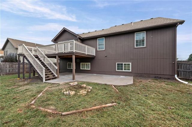 806 168th Street, Basehor, KS 66007