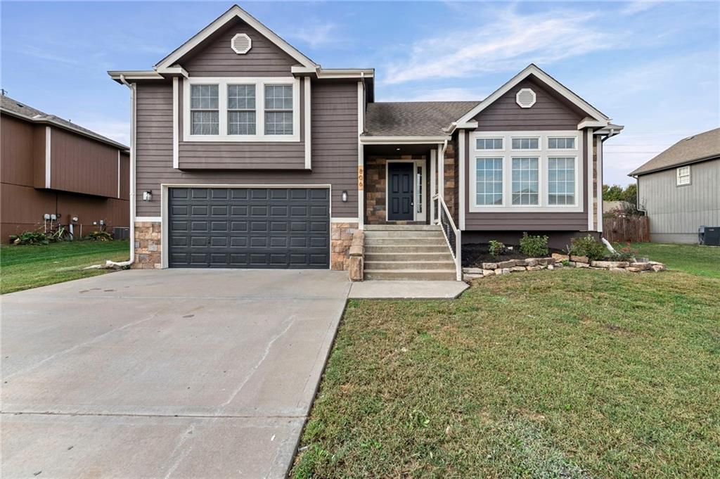 806 168th Street, Basehor, KS 66007