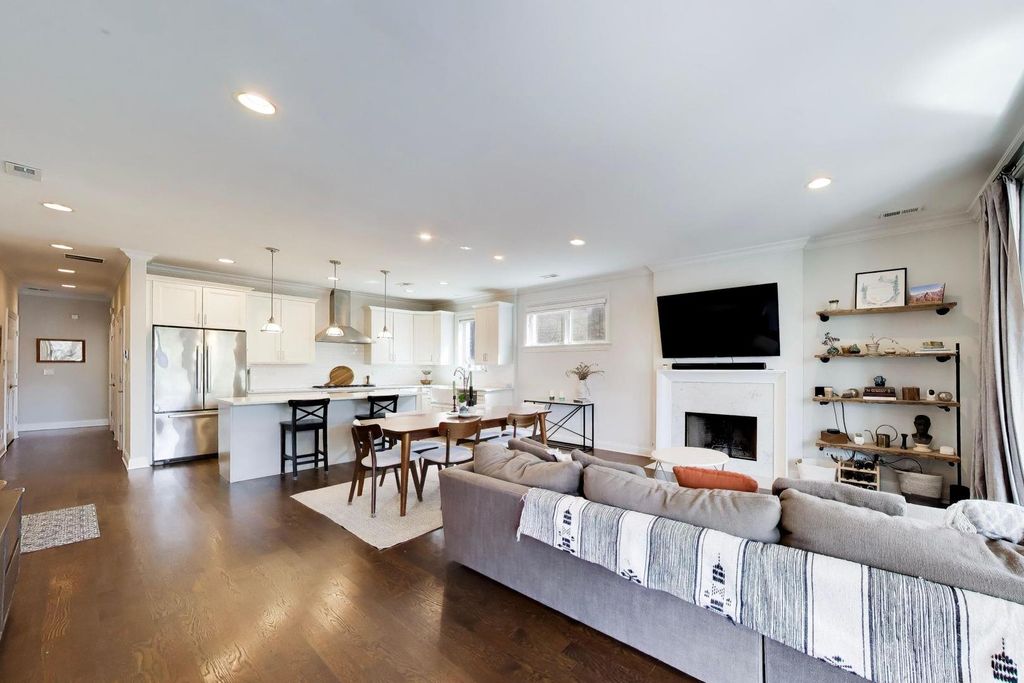 Image 2 of property listing at 2912 W Shakespeare Avenue 2, Chicago, IL 60647