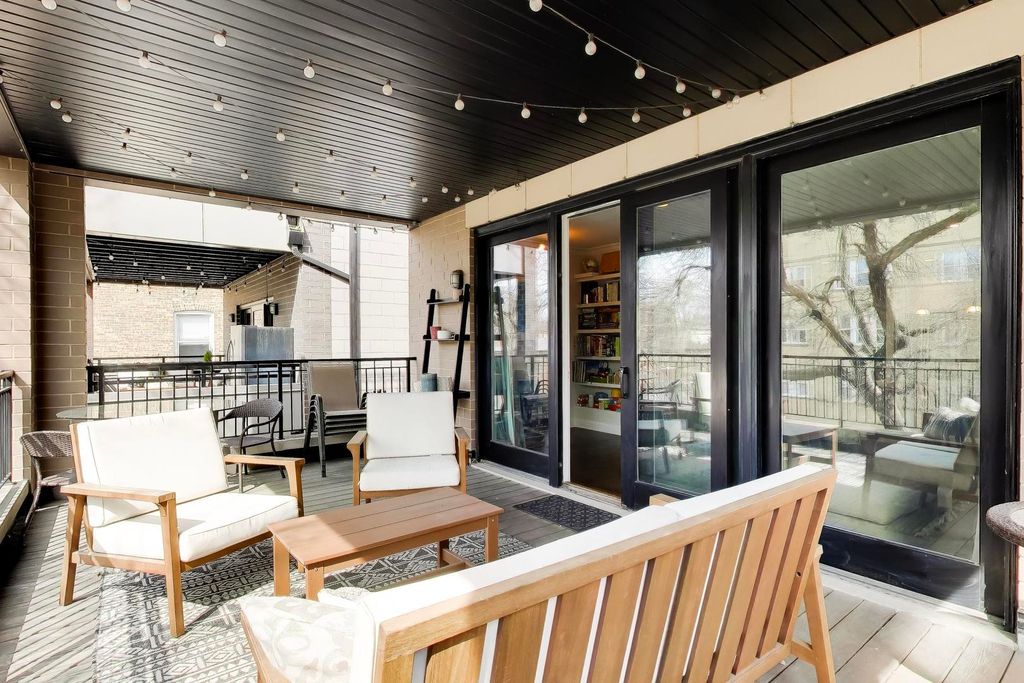 Image 13 of property listing at 2912 W Shakespeare Avenue 2, Chicago, IL 60647