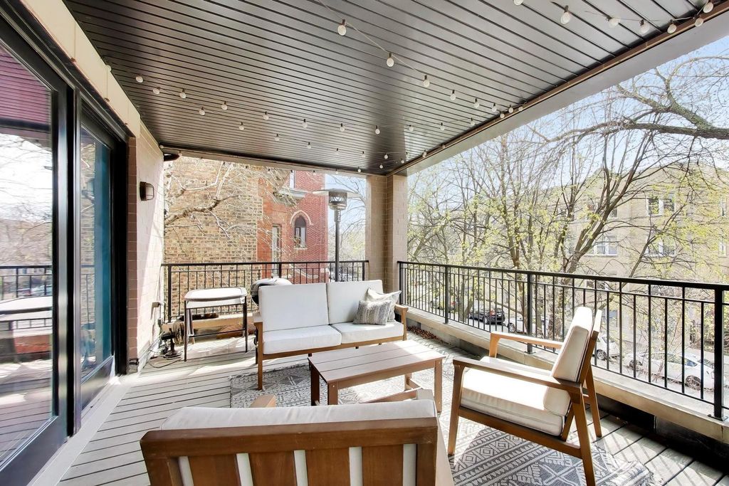 Image 14 of property listing at 2912 W Shakespeare Avenue 2, Chicago, IL 60647