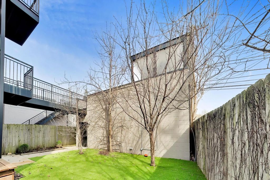 Image 15 of property listing at 2912 W Shakespeare Avenue 2, Chicago, IL 60647