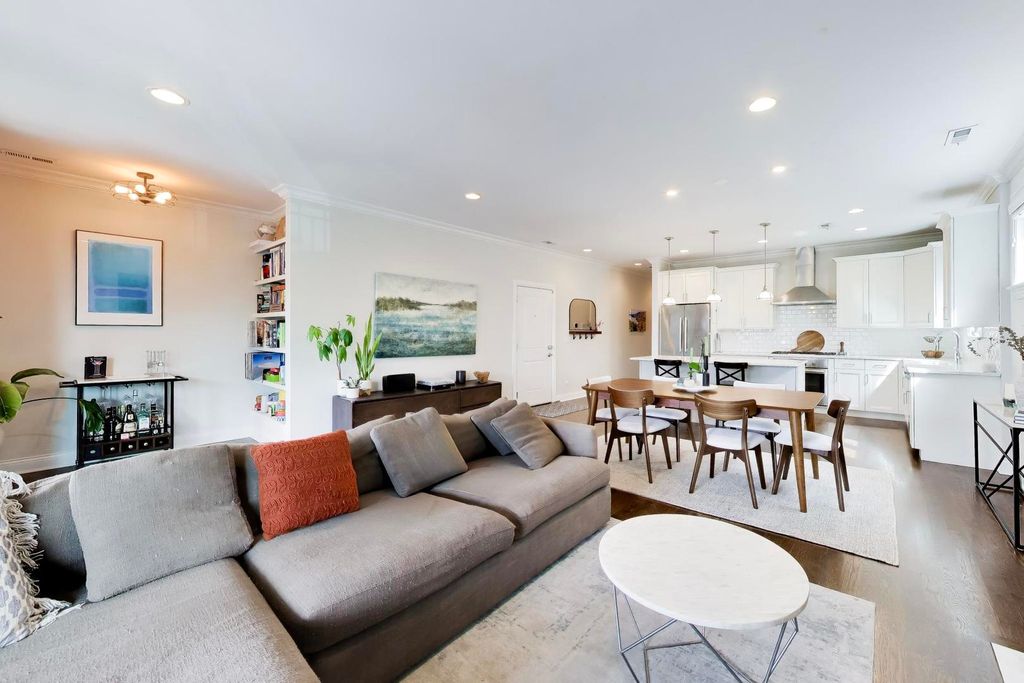 Image 3 of property listing at 2912 W Shakespeare Avenue 2, Chicago, IL 60647
