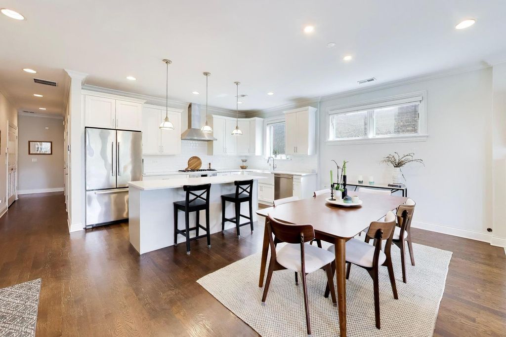 Image 4 of property listing at 2912 W Shakespeare Avenue 2, Chicago, IL 60647