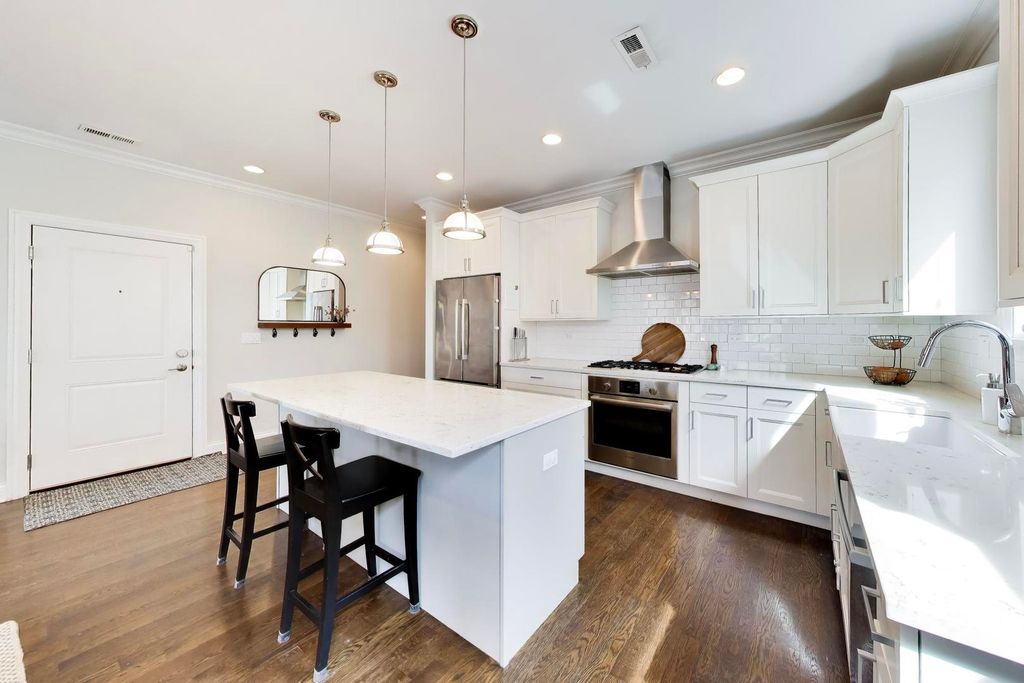 Image 5 of property listing at 2912 W Shakespeare Avenue 2, Chicago, IL 60647
