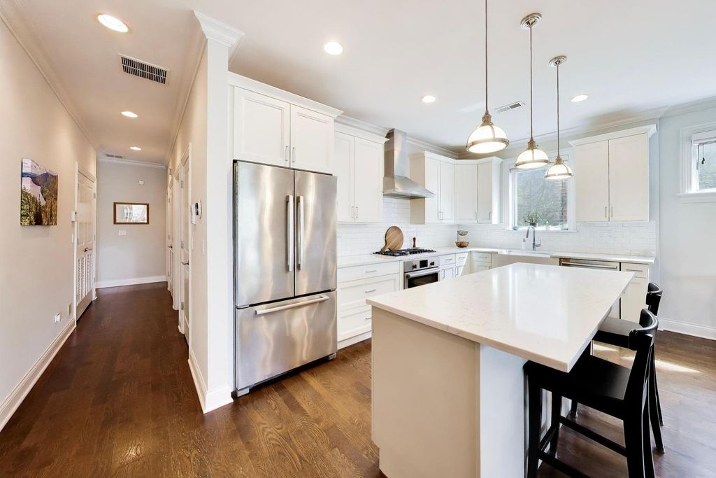 Image 6 of property listing at 2912 W Shakespeare Avenue 2, Chicago, IL 60647