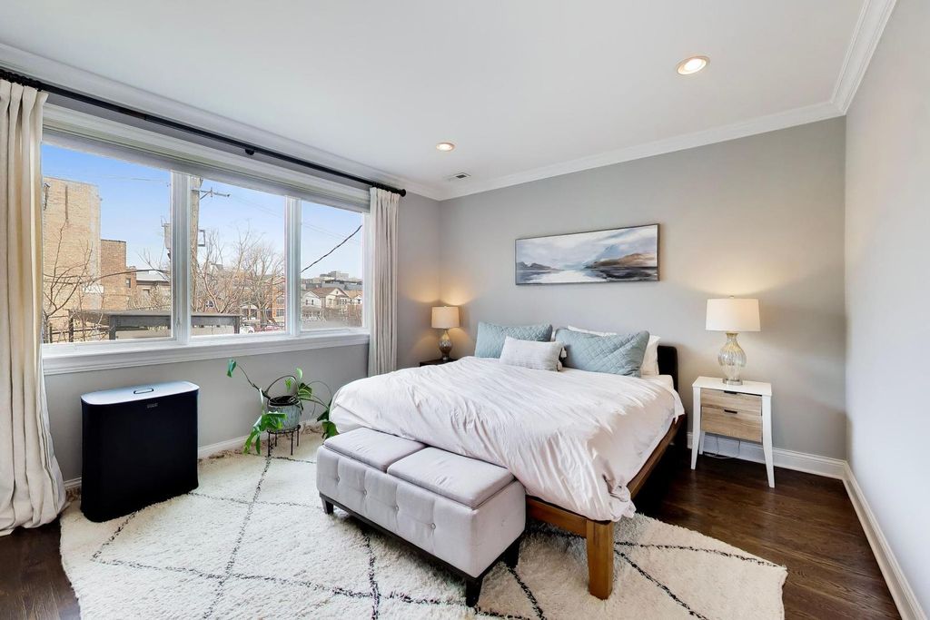 Image 7 of property listing at 2912 W Shakespeare Avenue 2, Chicago, IL 60647