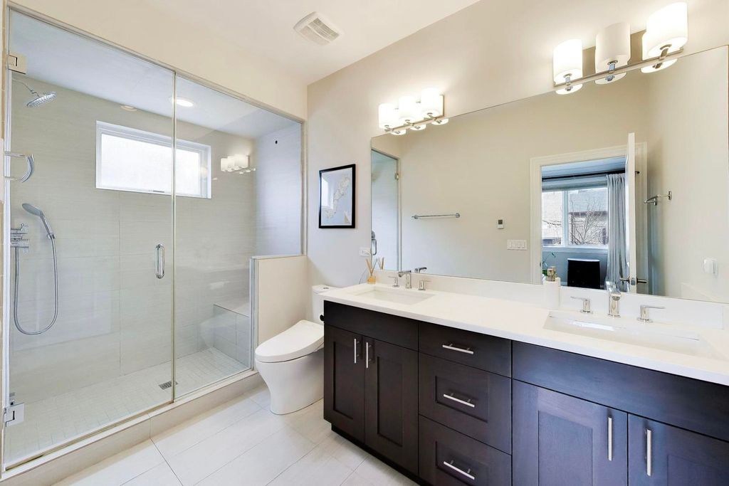 Image 8 of property listing at 2912 W Shakespeare Avenue 2, Chicago, IL 60647