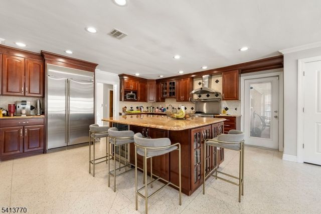 1070 Cumbermeade Rd, Fort Lee Boro, NJ 07024