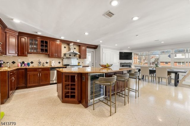 1070 Cumbermeade Rd, Fort Lee Boro, NJ 07024